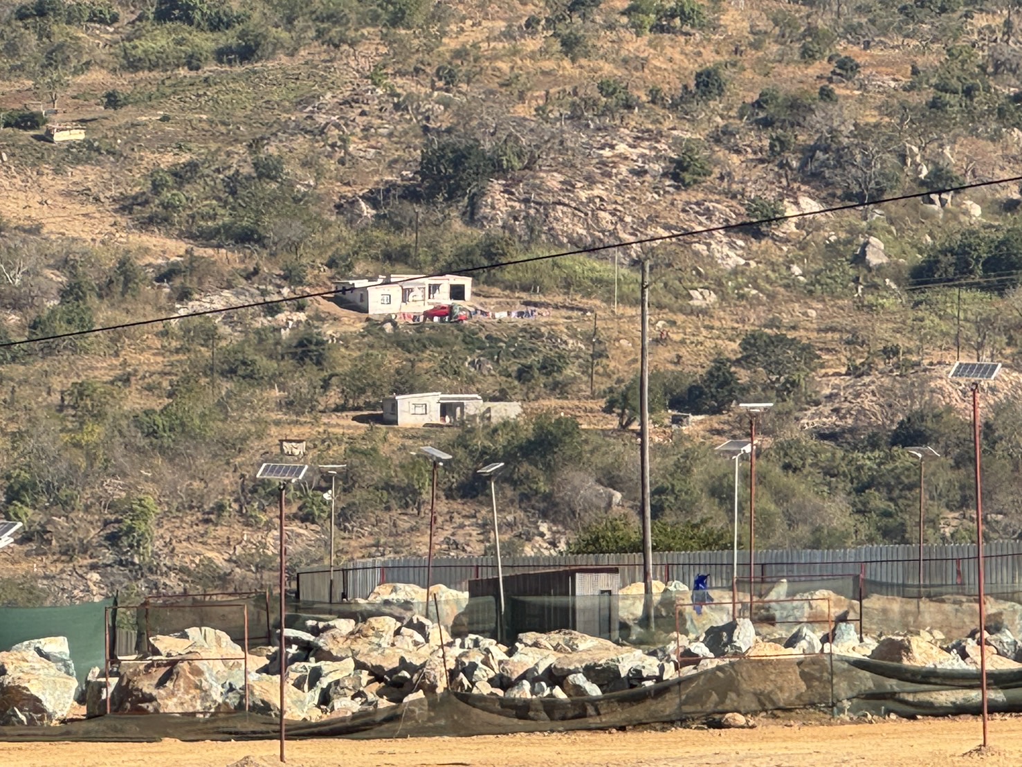 李雲偉的採礦地點位於Makhonjwa山脈深處,該處被鄰國南非指定為具有聯合國教科文組織世界遺產的研究價值。陳偉周攝