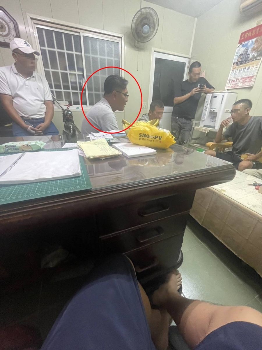 市議員蔡麗青服務處主任黃竣甫(紅圈處)到鞋廠向業者暴力討債,遭被害人拍照蒐證。讀者提供