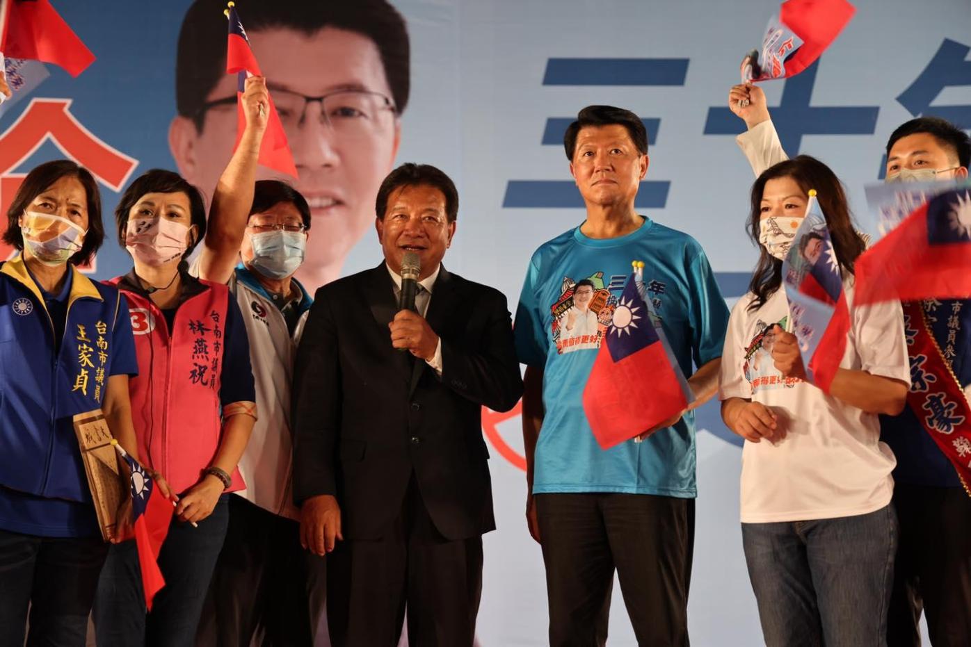 無黨籍台南議長郭信良(左四)2022年台南市長選舉期間幫國民黨台南市長候選人謝龍介站台。資料照片