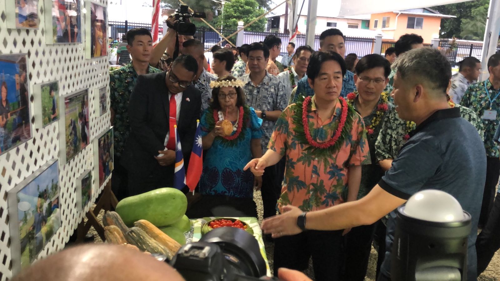 清德聽取台灣駐馬紹爾技術團成員解說當地培育台灣蔬菜經過。張麗娜攝