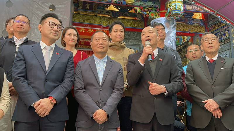 立法院長韓國瑜(前右2)提及年後大罷免潮,諷「西瓜皮擦屁股、沒完沒了」。中央社