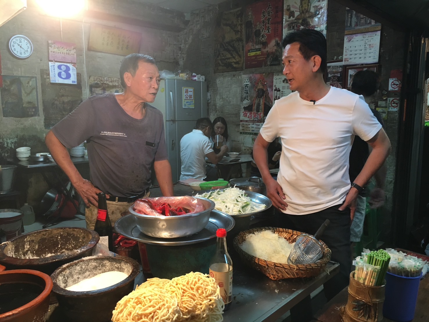 林俊憲(右)與許多店家都是多年好友,透過話家常來介紹美食。林俊憲提供