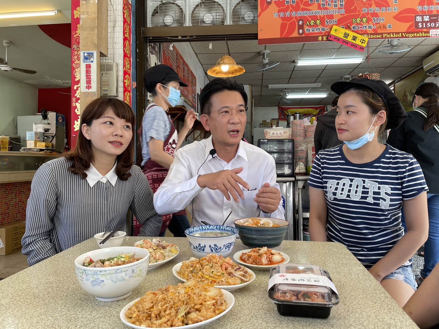 林俊憲抱持「與好友分享美味」,常偕同在地議員一同介紹美食。圖左是東區市議員蔡筱薇。林俊憲提供