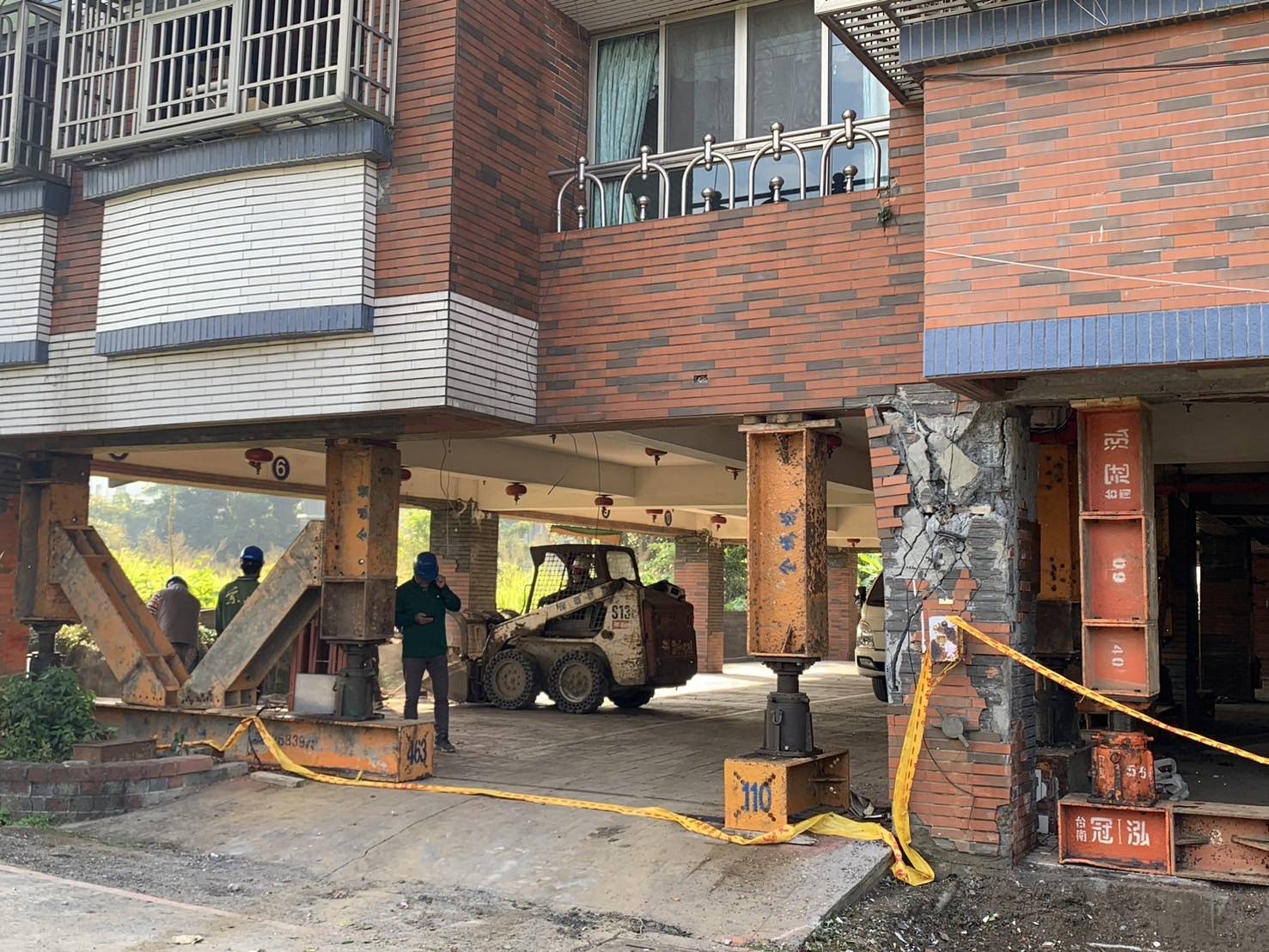 玉井區文化大樓被列為震災危樓,目前以鋼構維護建築安全。市府提供