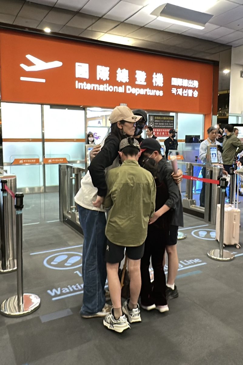 亞亞登機前依依不捨與家人們團抱在一起並自拍合影。林啟弘攝