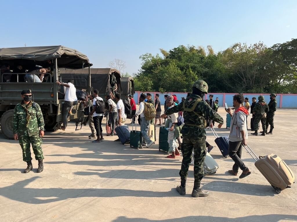 緬甸克倫邦一支民族軍隊2間釋放260人,泰方確認這些人身分後再將他們遣返回自己的國家。泰國陸軍提供