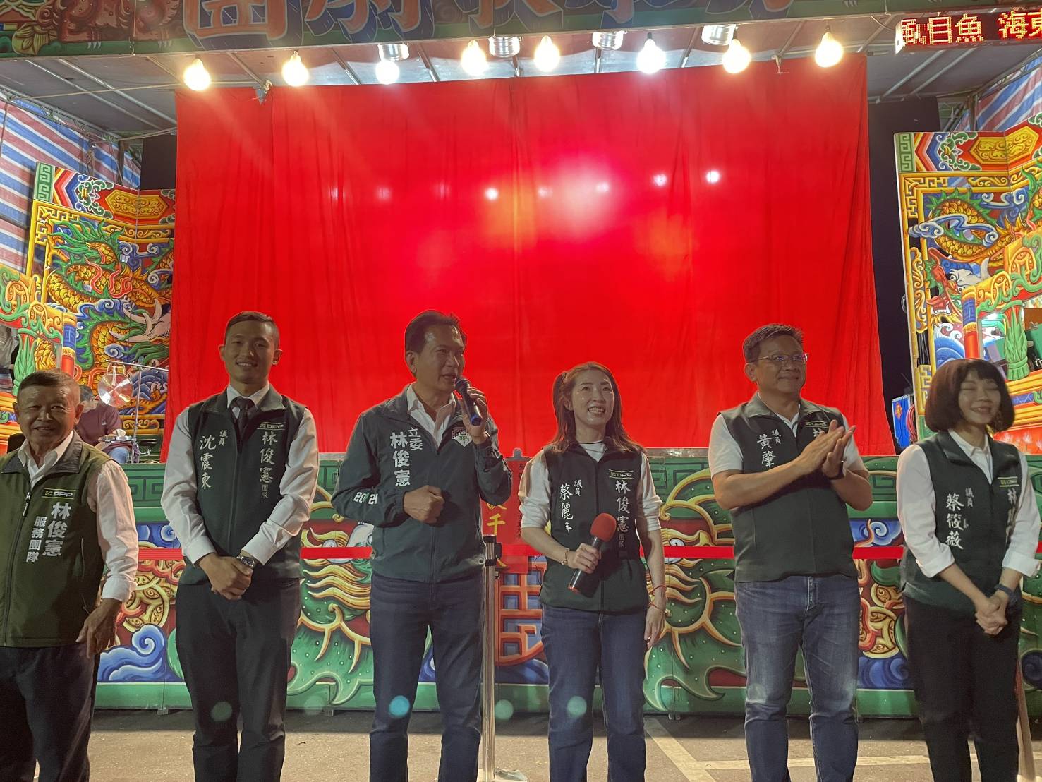 林俊憲(左三)、蔡麗青(右三)聯名舉辦廟口歌仔戲活動。林俊憲提供