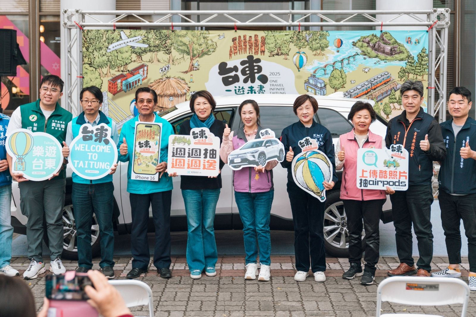 台東縣府會和諧，縣長饒慶鈴（左四）、議長吳秀華（左五）常一同出席活動。縣府提供
