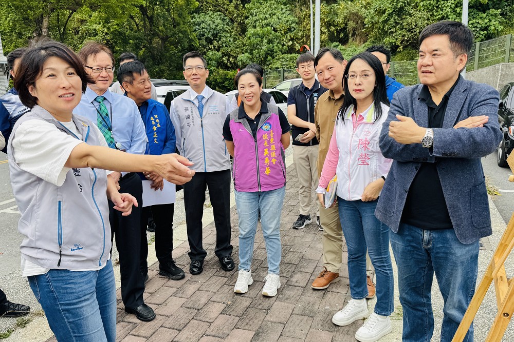 立委莊瑞雄（右一）、陳瑩（右二）偕同台東縣長饒慶鈴（左一）、縣議長吳秀華（中）與台東馬偕醫院院長王光德（左二）勘查台東馬偕擴建土地，展現中央、地方齊心為台東。莊瑞雄提供