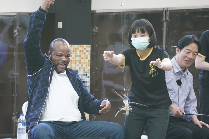 史瓦帝尼國王恩史瓦帝三世（King Mswati III）去年來台，與總統賴清德等人一同釣蝦。中央社