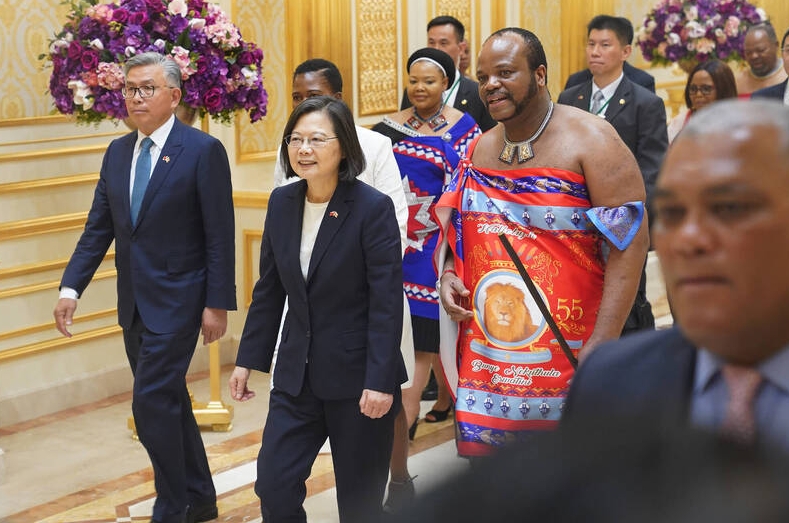 總統蔡英文(前左二)2023年飛抵非洲友邦史瓦帝尼,在駐史瓦帝尼大使梁洪昇(前左)陪同下,與史國國王恩史瓦帝三世(Mswati III)(前左3)在滿都樓國際會議中心相見歡。(中央社)