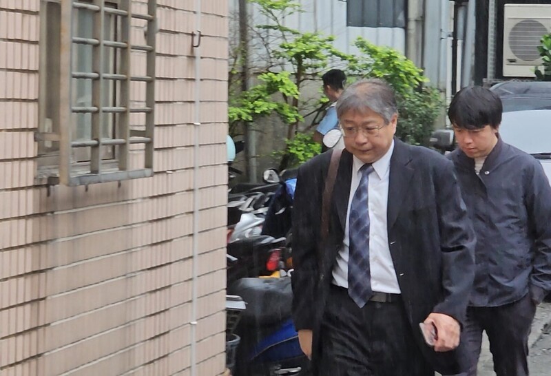 新北地檢署28日偵辦罷免涉不實連署案,主任檢察官陳旭華(前)上午帶隊指揮搜索國民黨新北市黨部。中央社