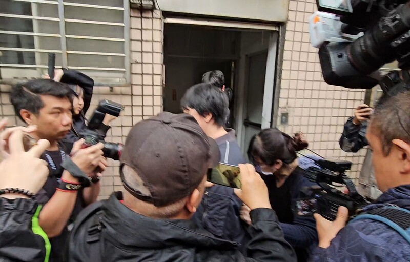 新北地檢署28日偵辦罷免涉不實連署案,指揮搜索國民黨新北市黨部,帶走書記長陳貞容、朱姓書記(右2低頭女子)及三重區黨部執行長羅大宇。中央社