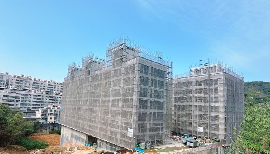 桃園市龜山區一處集合住宅建築工地,2月底以來數度違法清運營建廢棄物。讀者提供