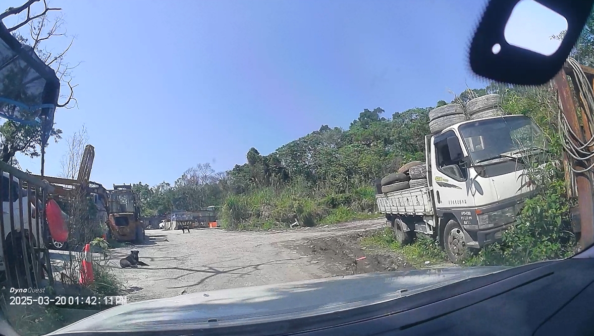 廢棄物處置場是一條產業道路盡頭,空地上有多部工程車輛與機具。王乙徹攝