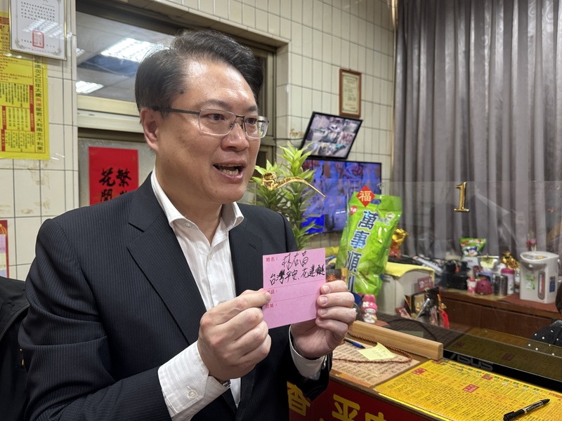 林右昌6日前往花蓮聖天宮參香祈福,點光明燈。中央社