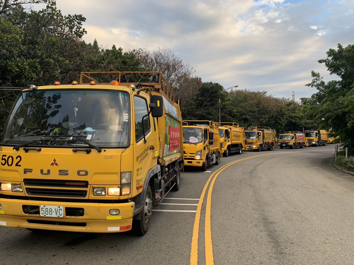台中文山焚化廠工程延宕，場外垃圾車大排長龍。讀者提供