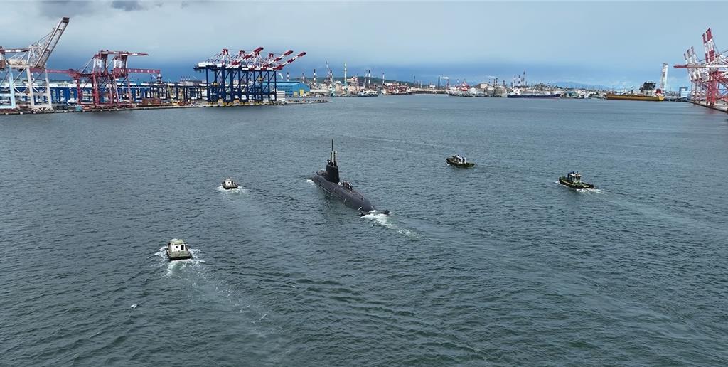 「海鯤軍艦」6月26日浮航海試。台船提供