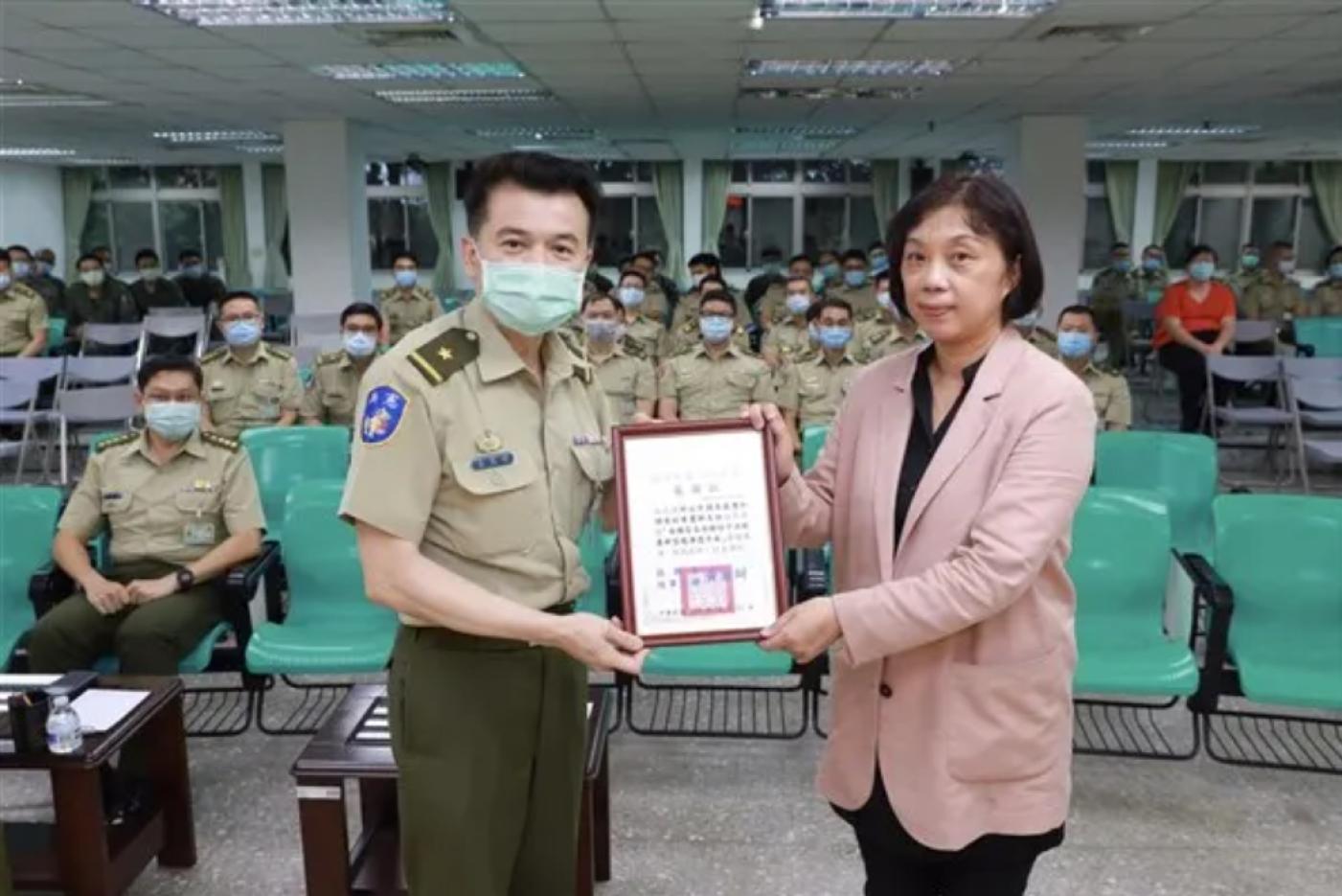 調查局國家安全維護處處長葉麗卿（右），局內人士研判她也可能是大黑馬。資料照片