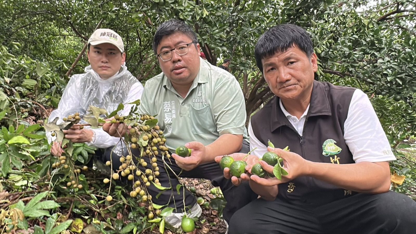 颱風丹娜絲重創嘉義縣市，立委蔡易餘(中)與陳冠廷(左)關心農業受損情況。翻攝蔡易餘臉書