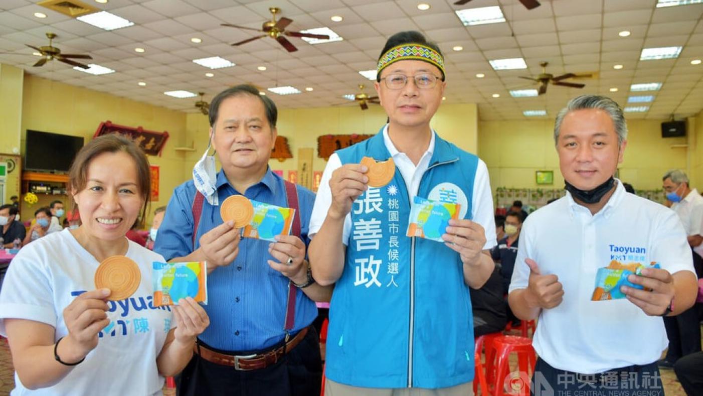 張善政（右2）22日到桃園市復興區出席地方座談會時表示，若當選重陽敬老禮金由現在的2000元調升至2500元。中央社