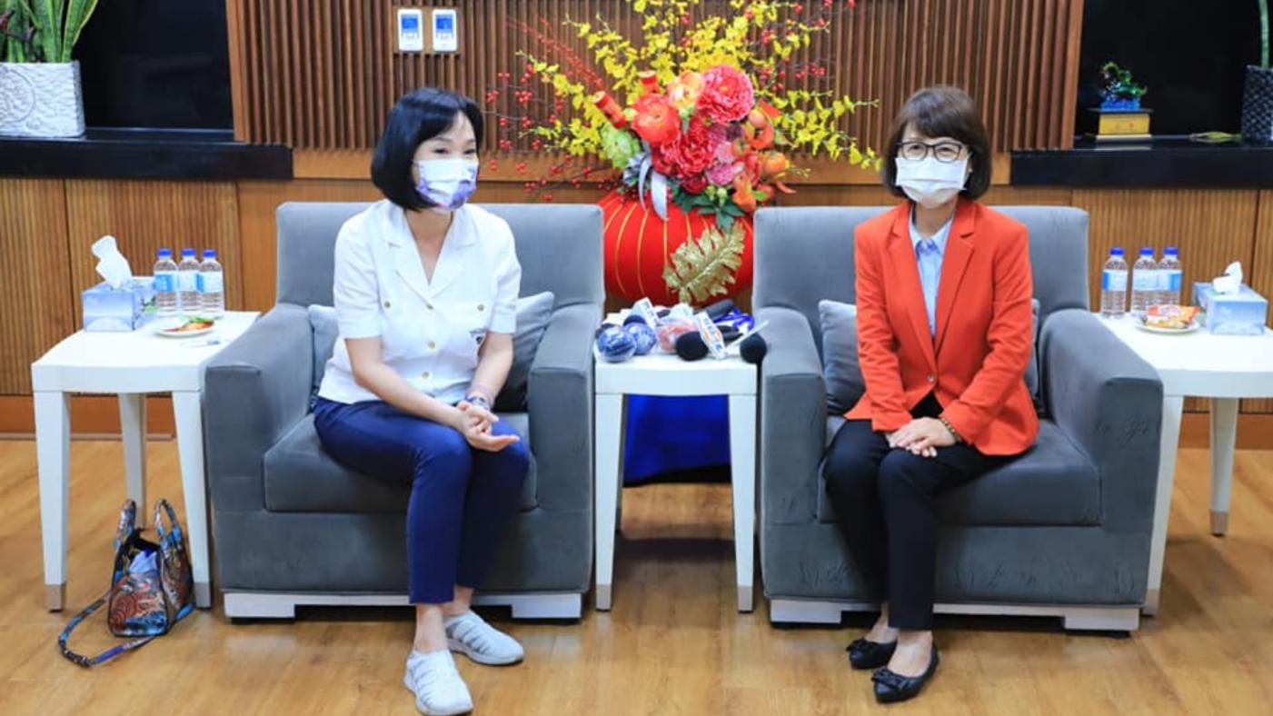 高市議會議長曾麗燕（右）涉詐助理費案，現由高雄地院審理中。圖為高雄市長參選人柯志恩（左）日前拜會鄭的畫面。翻攝臉書