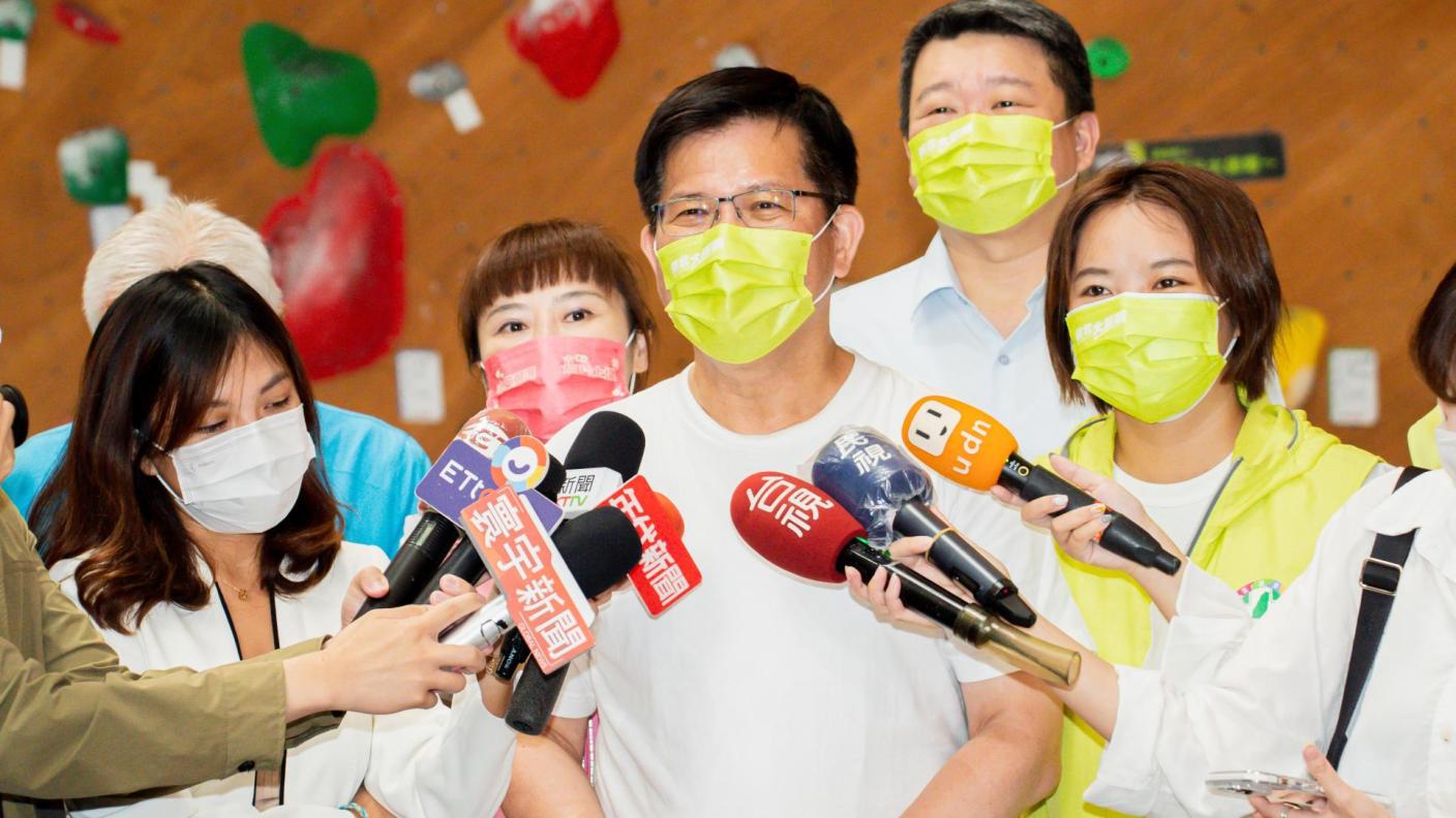 林佳龍今前往中和區一處室內攀岩場體驗攀爬。林佳龍競辦提供