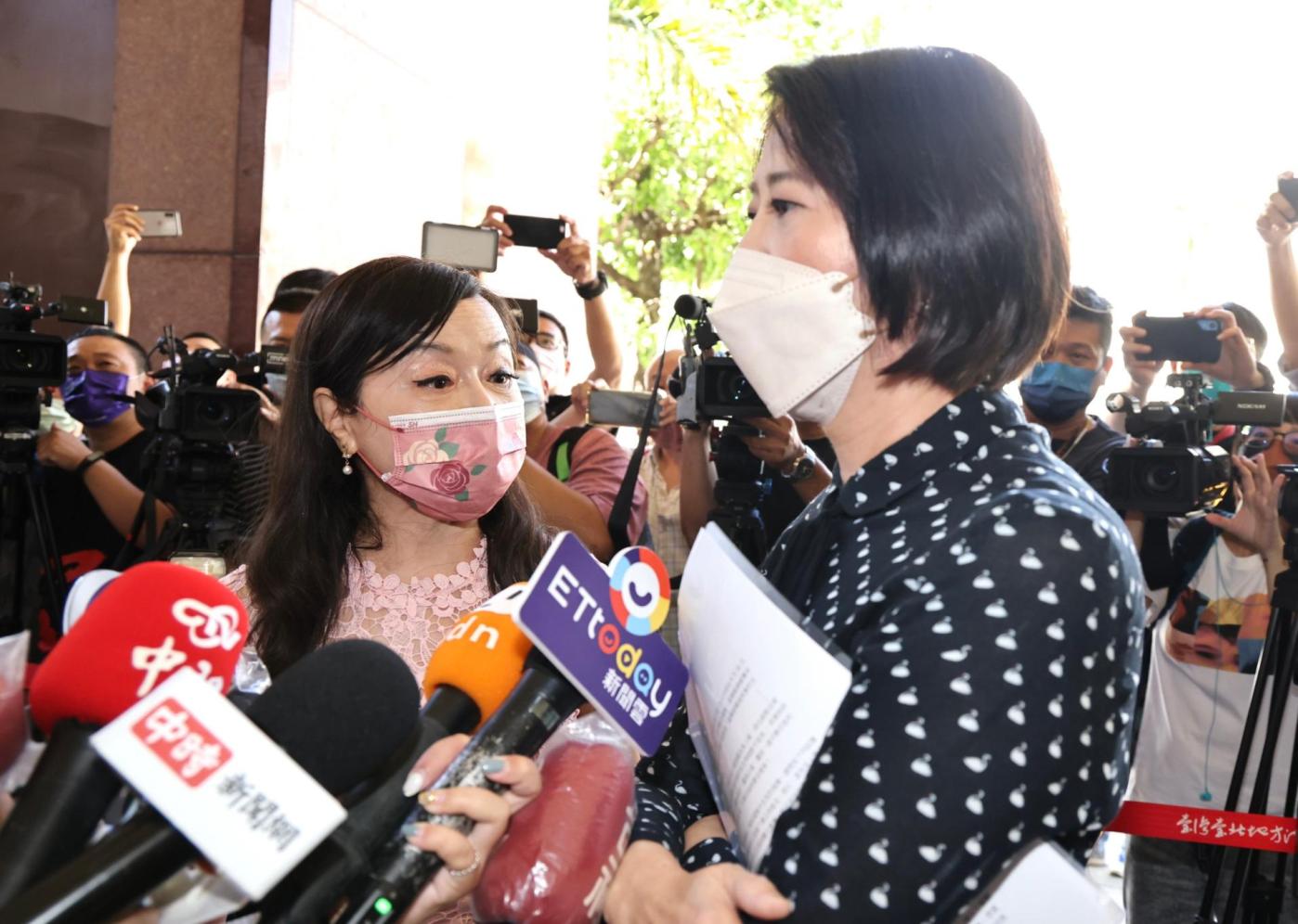 周玉蔻、王鴻薇26日在北檢前互罵10分鐘。林啟弘攝