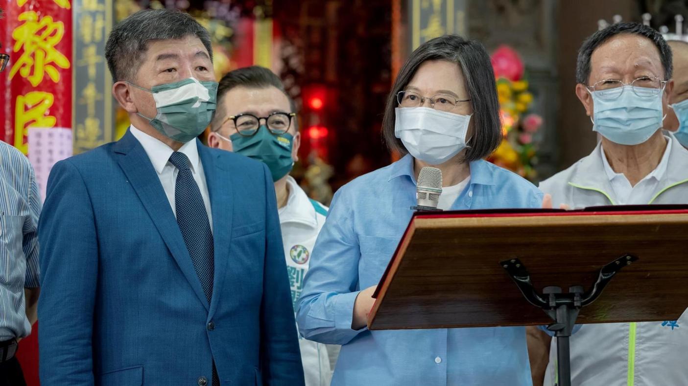 蔡英文26日偕同陳時中，前往萬華廣照宮參香。翻攝蔡英文臉書