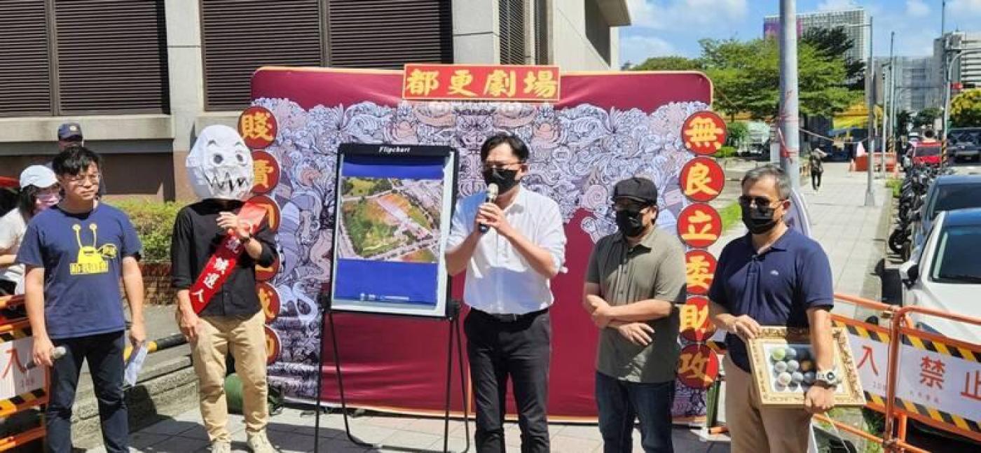 黃國昌（中） 28日開記者會質疑， 民進黨基隆市長參選人蔡適應施壓，促使國防部賤賣眷地。中央社