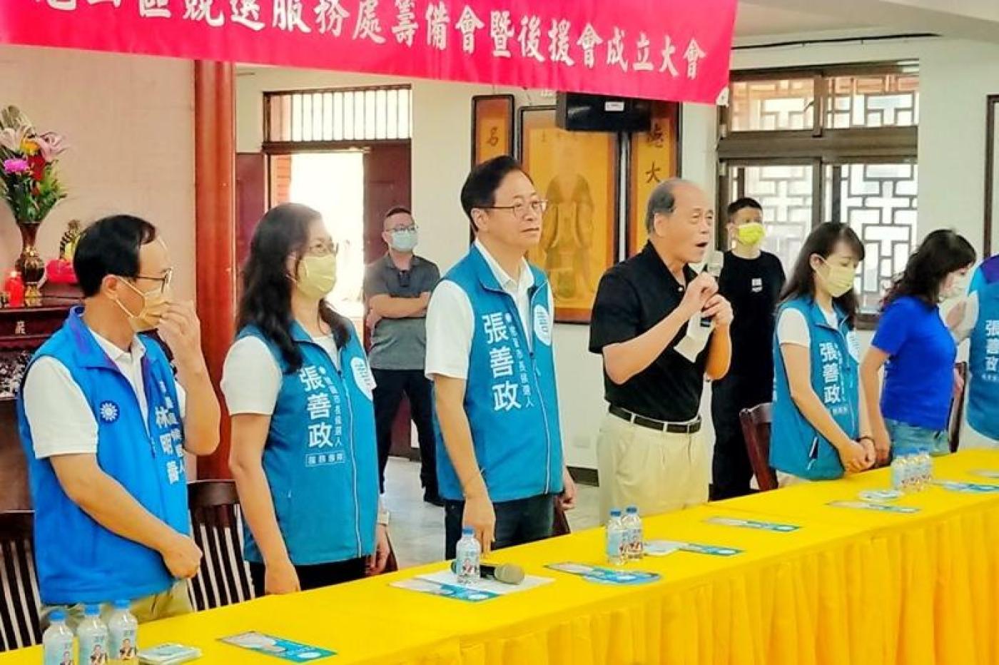 張善政（前左3）27日出席龜 山後援會成立大會。中央社