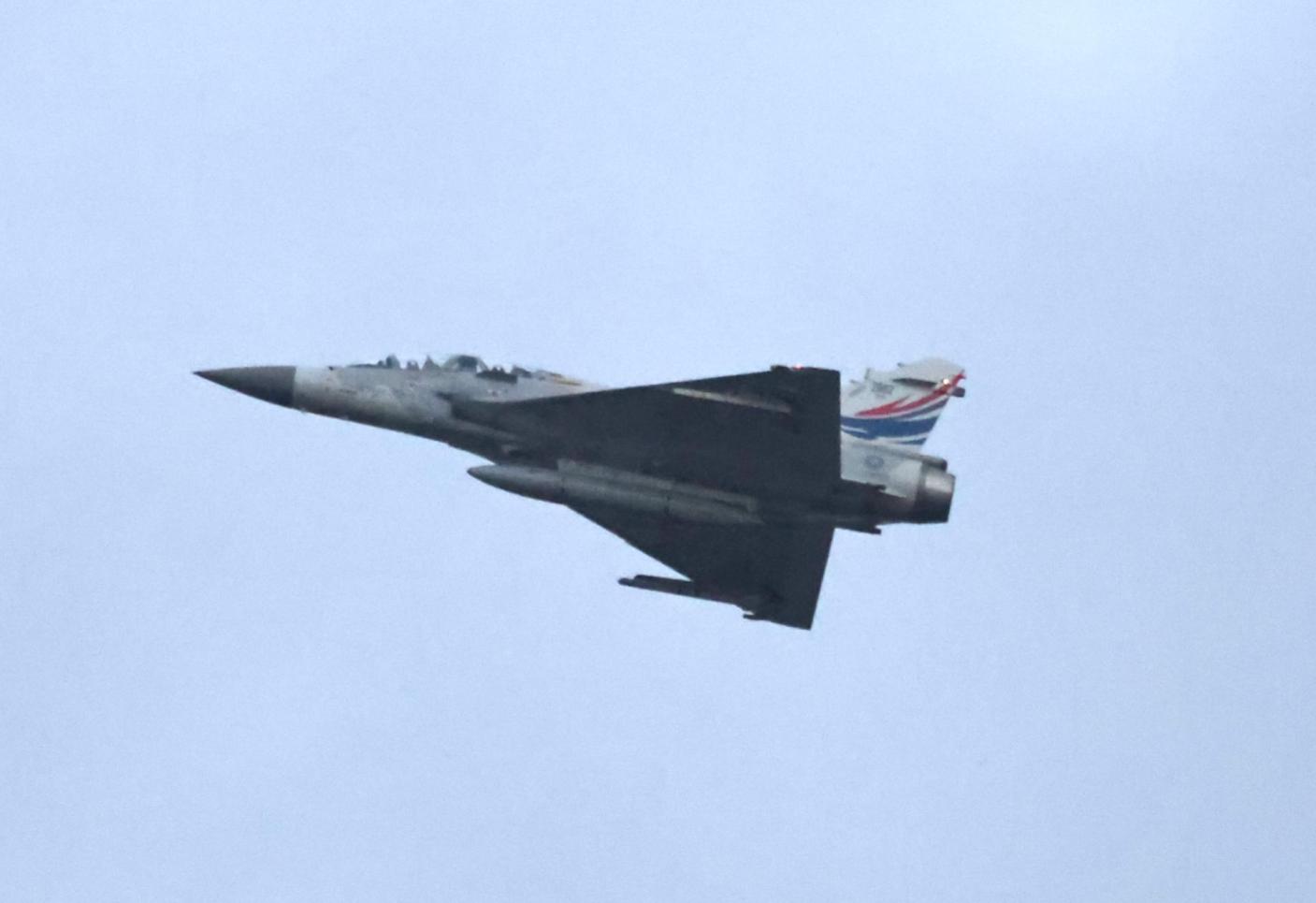 國慶預演全力兵空中校閱因天候因素取消，但是天觀機幻象二千戰機仍通過台北上空。林啟弘攝