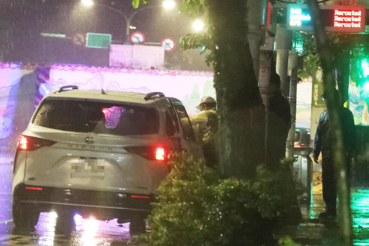 陳時中16日為勘災，座車違停公車停靠區。讀者提供