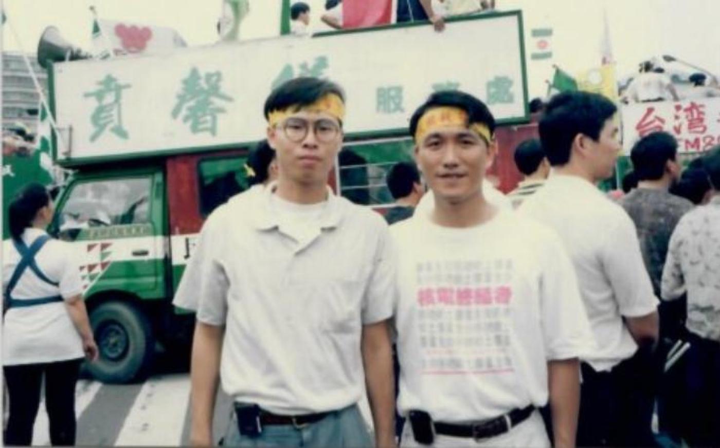 陳其邁臉書秀出年輕時照片，強調從醫初心從未改變。翻攝陳其邁臉書
