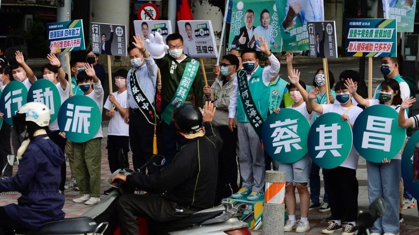   蔡其昌與議員參選人路口拜票。翻攝蔡其昌臉書