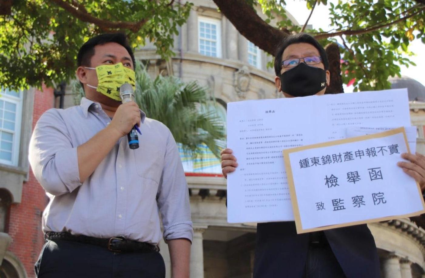 綠委沈發惠（右）、洪申翰今赴監察院檢舉鍾東錦涉嫌財產申報不實。翻攝洪申翰臉書