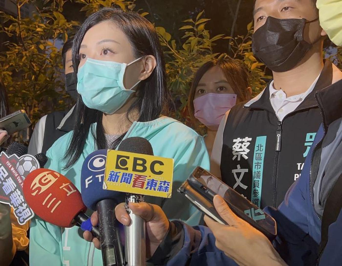 高虹安3日晚間回應媒體有關助理費爭議。中央社