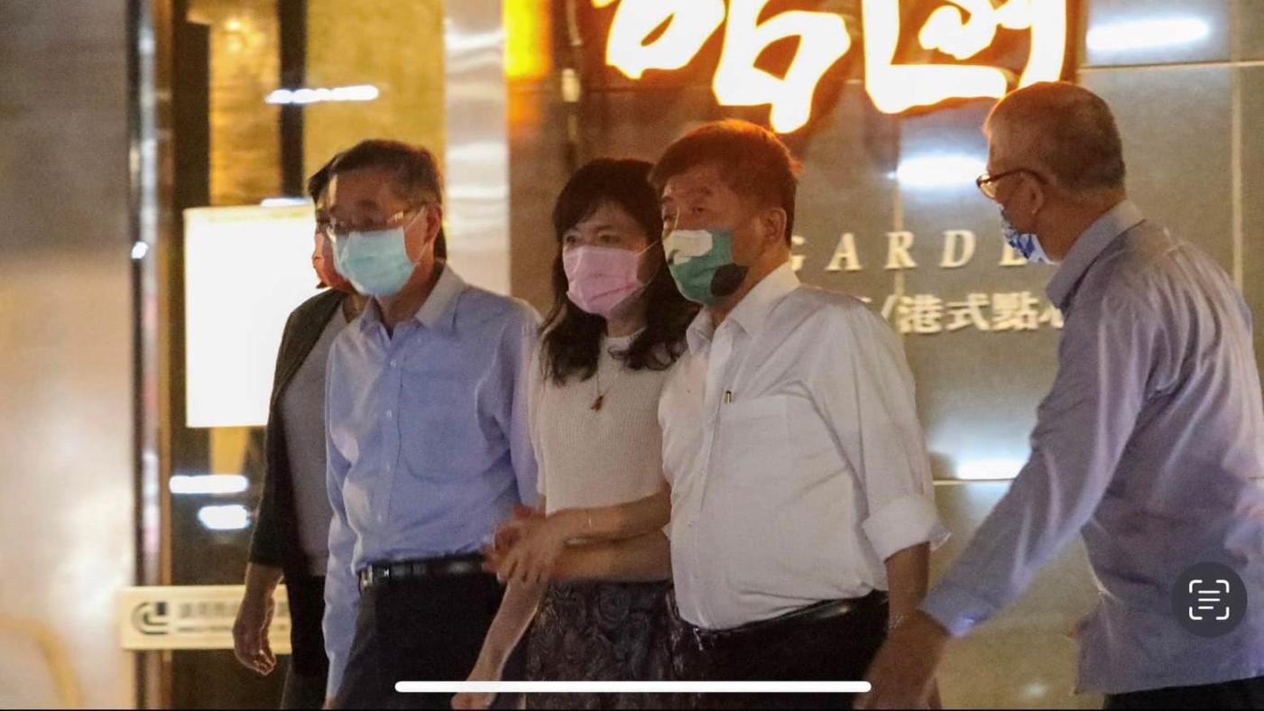 北市議員徐巧芯在臉書上貼出民進黨候選人陳時中的照片。翻攝徐巧芯臉書