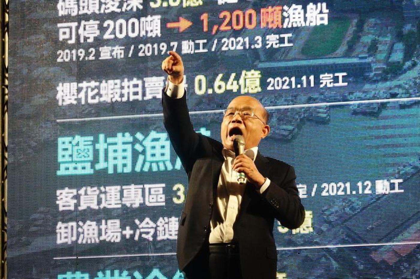 行政院長蘇貞昌6日到屏東東港鎮舉行「中央地方做伙拚．民主台灣大步行」政績說明會。中央社