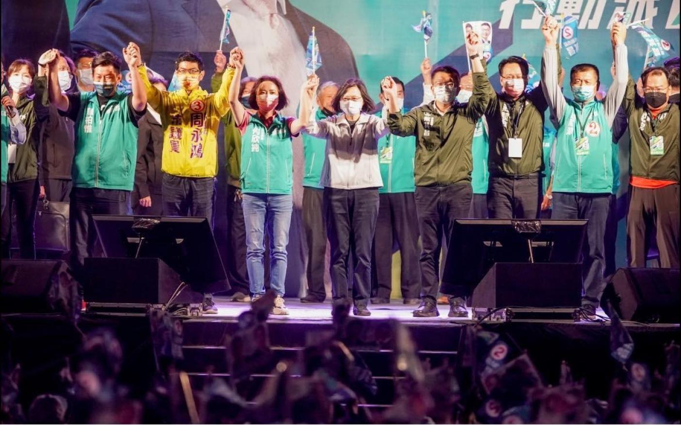 蔡其昌6日舉行神岡造勢晚會，蔡英文（前左）站台時指出，蔡其昌的民調越來越高，已接近黃金交叉，只要拚一下就能勝選。翻攝蔡其昌臉書