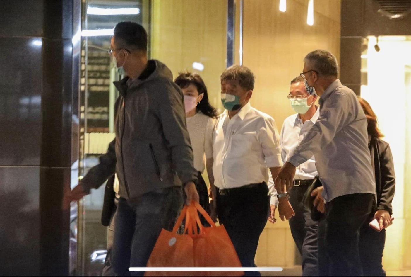 北市議員徐巧芯在臉書上貼出民進黨候選人陳時中與女性牽的照片。翻攝徐巧芯臉書