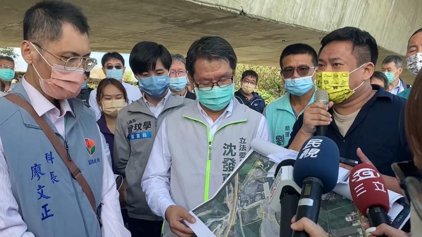 立法委員湯蕙禎、沈發惠、洪申翰今帶隊赴苗栗縣卓蘭水廠段會勘砂石堆積情形。翻攝洪申翰臉書