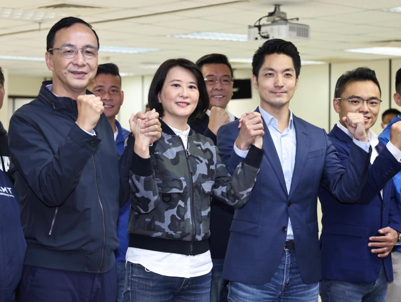 王鴻薇在朱立倫與蔣萬安陪同下到選委會登記參選立委補選。林啟弘攝
