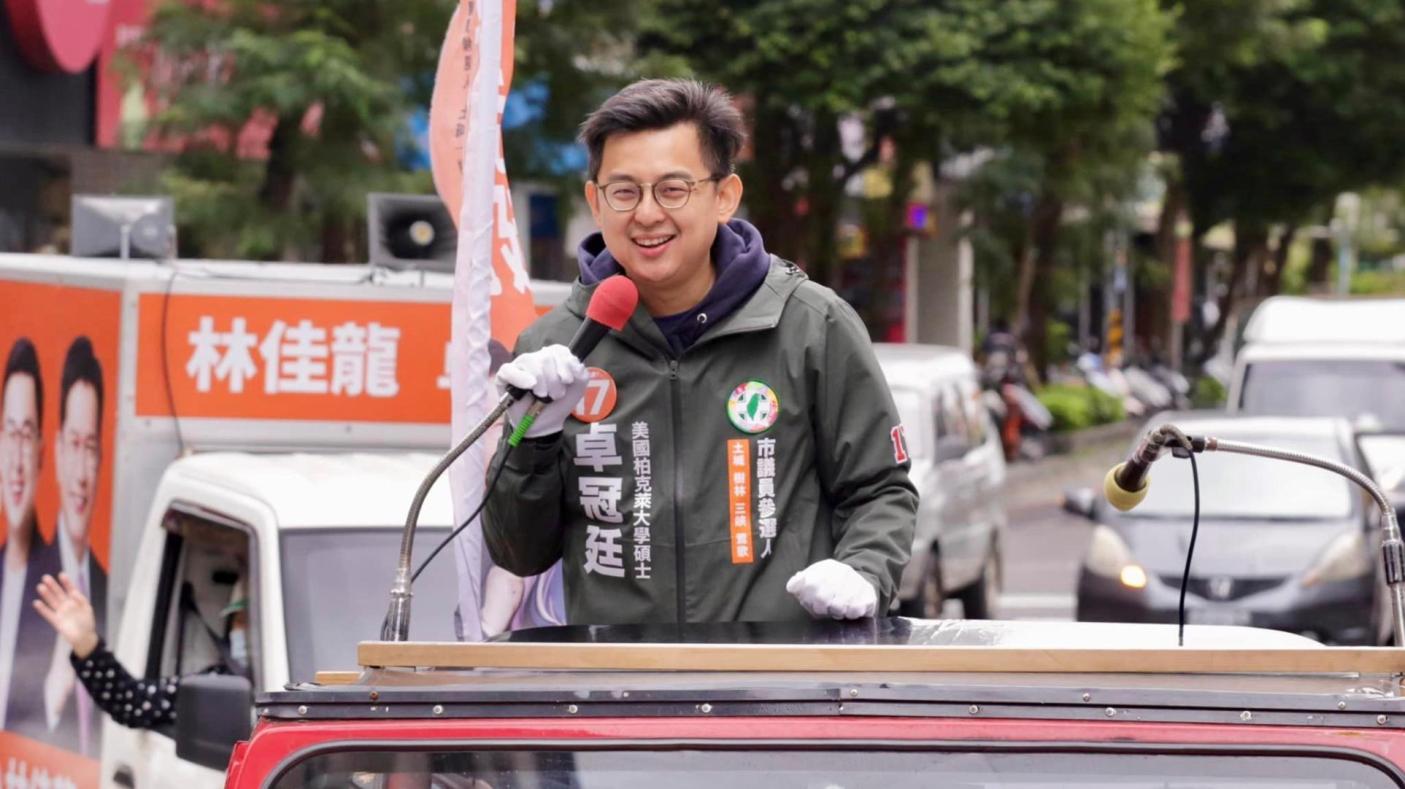 卓冠廷爆料柯文哲最近為了安插人事到新竹與高虹安吵架，柯文哲揚言提告。翻攝卓冠廷臉書