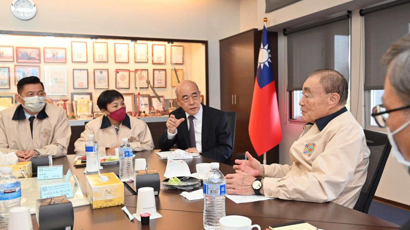 退輔會主委馮世寬率隊參訪國防協力廠商之一的金賓公司，由金賓董事長李大偉（圖中穿西裝者）接待說明。退輔會提供