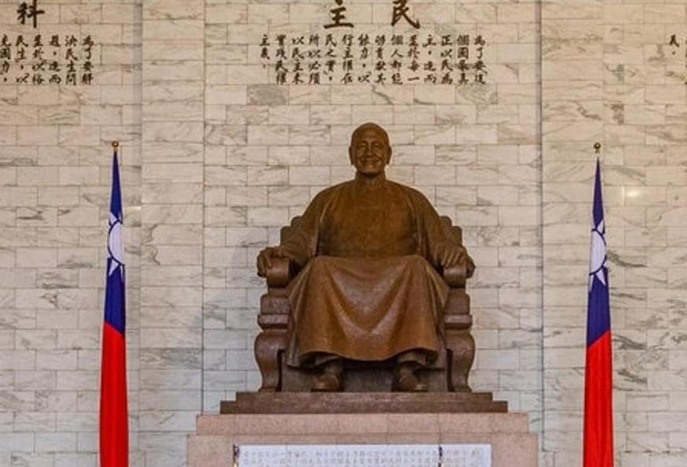 內政部為鼓勵縣市政府及各級學校等機關移除威權象徵，補助移除或改名兩蔣銅像的機關，一般性補助每件最高可達10萬。資料照片