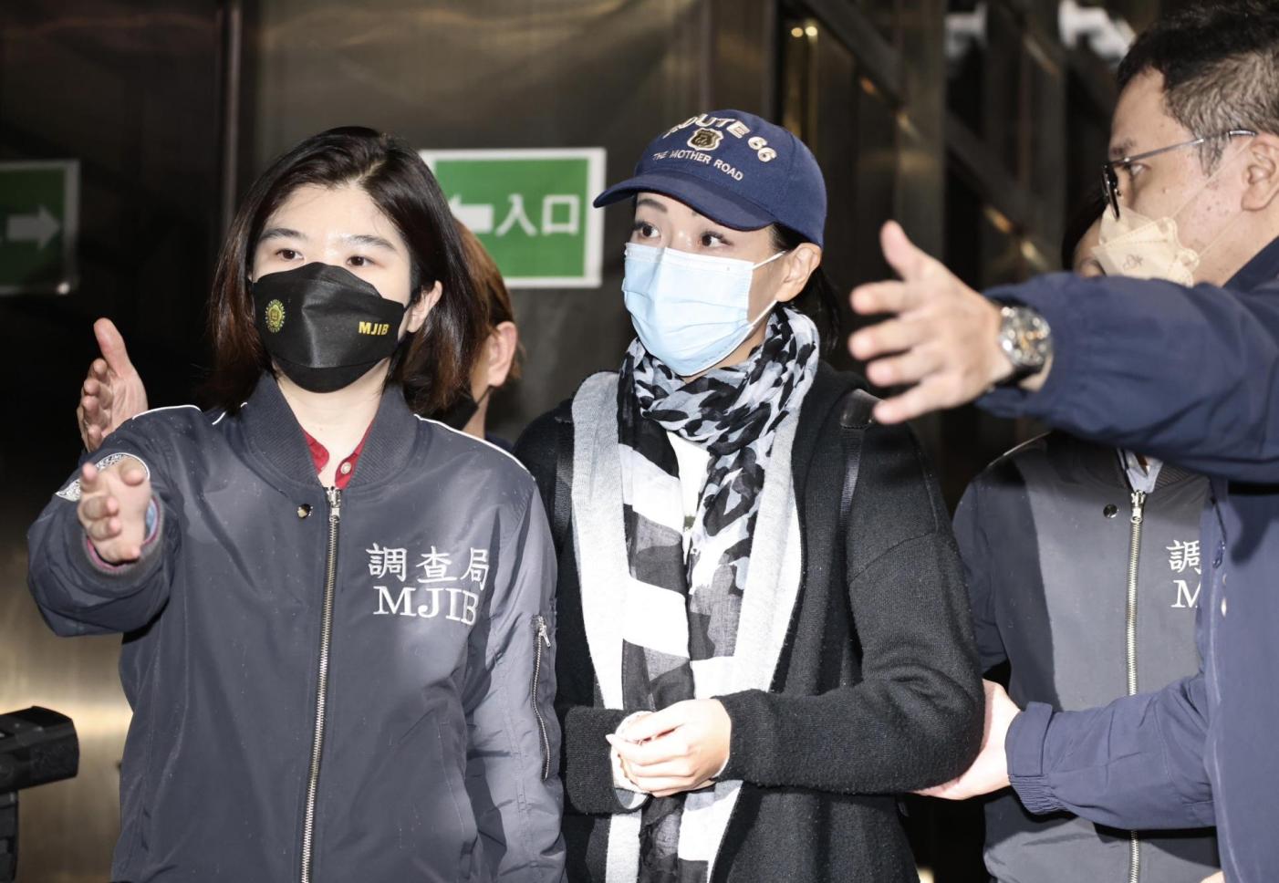 高虹安（中）16日凌晨在調查局幹員陪同下進入北檢進行複訊。林啟弘攝