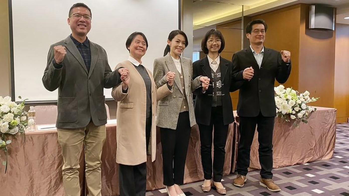 新竹市長當選人高虹安（中）19日公布首波小內閣名單，包括高等檢察署檢察官蔡麗清擔任副市長，以及 祕書長張治祥（右2）、教育處長童鳳嬌（左2）、地 政處長何憲棋（右）及民政處長嚴翊琦（左）。中央社