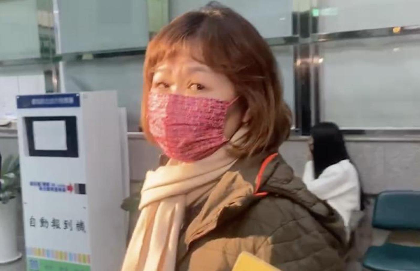 現任民進黨籍新北市議員賴秋媚遭爆涉透過餐會賄選，新北地檢署檢察官20日深夜複訊完畢後，諭令30萬元交保。中央社