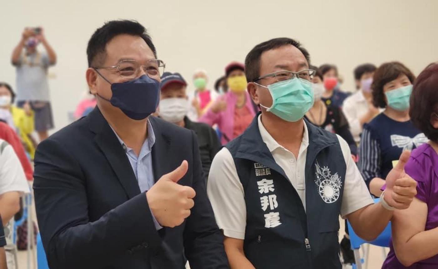 新竹市副議長余邦彥（右）同意慰留不退黨，黨團也達成共識支持余邦彥爭取連任副議長。翻攝余邦彥臉書